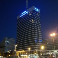 駅前にそびえ建っている