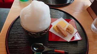 琉球王朝時代からの伝統のお茶「ぶくぶく茶」の泡とお茶を堪能。陶器も鑑賞できる。