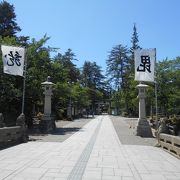 旧米沢城本丸の入口、現在は上杉神社の参道が濠を渡る橋