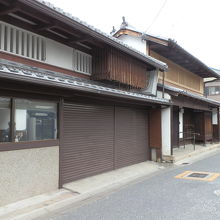 江戸時代の末頃から明治時代にかけての町家の面影が残っています