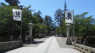 旧米沢城本丸の入口、現在は上杉神社の参道が濠を渡る橋