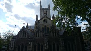 橋の下から現れた大聖堂