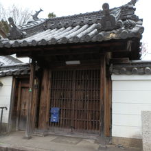 重厚感の瓦が重そうな木造の古い門があり、気になりました。