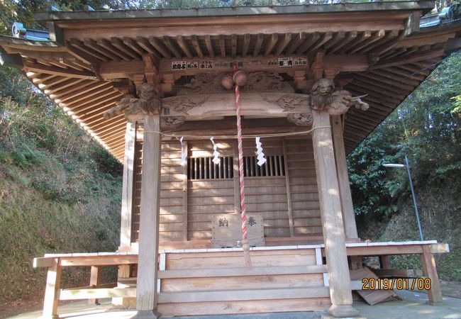 高台にある神社です