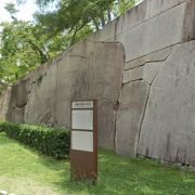京橋口を入った正面の巨石