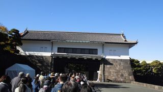 ここをくぐると皇居に入った感じがします