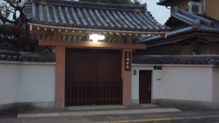 初代鴻池善右衛門とその一族の墓があります