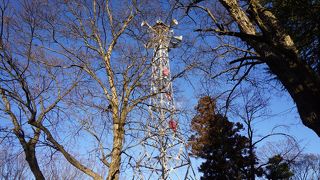 たくさんのスピーカーが付いている鉄塔