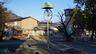 屋根付のベンチもあって安全です