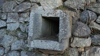 石を精巧に組み合わせて