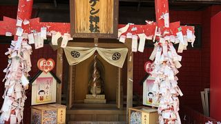新世界の有名人ビリケンさんの神社