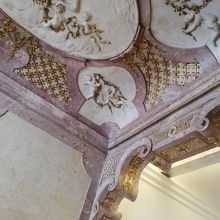 モーツァルトの寝室の天井　漆喰のレリーフ