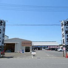 店前の駐車場出入口(中央正面が活き活き亭)