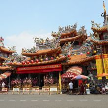 きらびやかで大きな寺廟だが、午前中は人もまばら