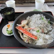 食事途中のたらばしらす丼