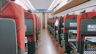 自由席でも全ての席にコンセントがついているのが嬉しい仕様