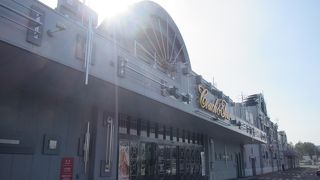 パチンコ屋のような外観の本屋の支店