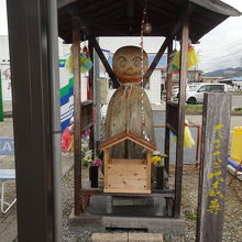駅内にある「てるてる地蔵尊」