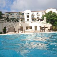 プールから撮影したホテルの外観です。豪邸のようです。