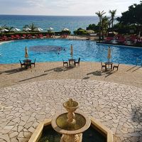 ホテル中庭からのプールとその先に見えるビーチの景色です。