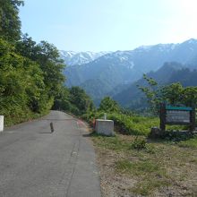５月末は、ここ倉手山登山口まで車で入れて、展望できる。