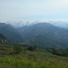 車で登れる樽口峠からは飯豊本山を間近に見られる