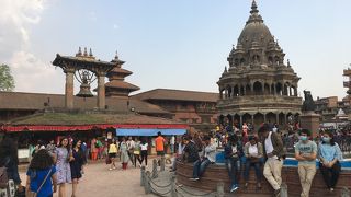 多くの人で賑わっている広場