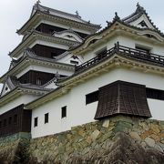 肱川の河畔にそびえ立つ、素晴らしい立地の城