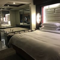 ベッドのすぐ横にバスタブが！驚きでした