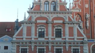 「ブラックヘッドの会館」の隣に建っている建物です