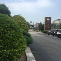 フリーウェイのすぐ脇にホテルがあり、車でないとアプローチ不可