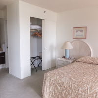 ベッドルームの奥にバストイレありました。