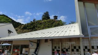 子供が和紙に飾りをつけて何か作っていました。有料です。