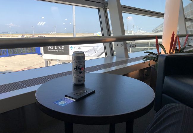 飛行機を眺めながら一服