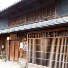 大正6年に建築された伝統の町家がにぎわいの家です。