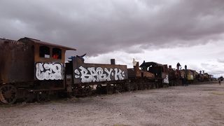 ウユニ塩湖に向かう途中で観光できます