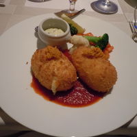 ２日目の夕食で食べた海老とウニのコロッケは絶品でした