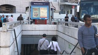リスボンの旧市街のブルーラインの地下鉄駅