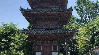 急な坂を登ります