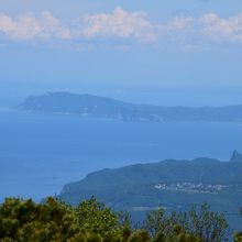 余市湾と小樽半島（赤岩山）、奥に石狩湾とLNG基地