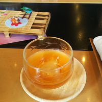 フロント前で冷たい桃茶を♪