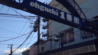 国道1号から始まる商店街