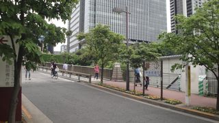 駅から神楽坂に行くルート上にあります。