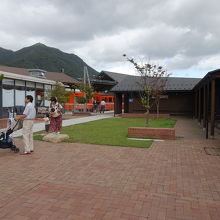 奥に一畑電車が見えます