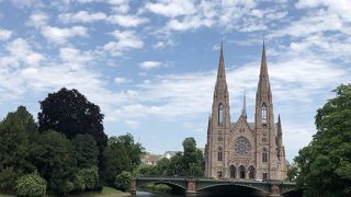 二つの尖塔が美しい