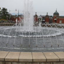 噴水広場　左奥に京都タワー