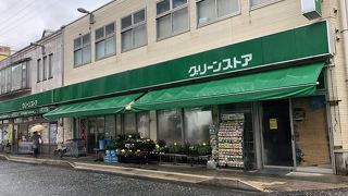 土産物もある便利なスーパー