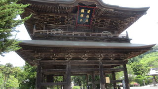 建長寺を象徴する重厚な門です