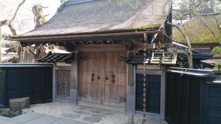 長い塀と大きな屋敷で期待していたが門は閉ざされていた