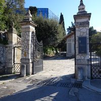 少し道路から引っ込んでいます。